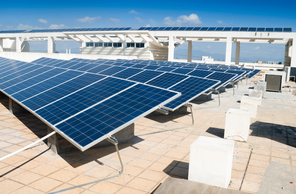 điện mặt trời làm mát nhà mái tôn, hệ thống điện mặt trời trên mái nhà xưởng, pin mặt trời giảm nhiệt mái bê tông